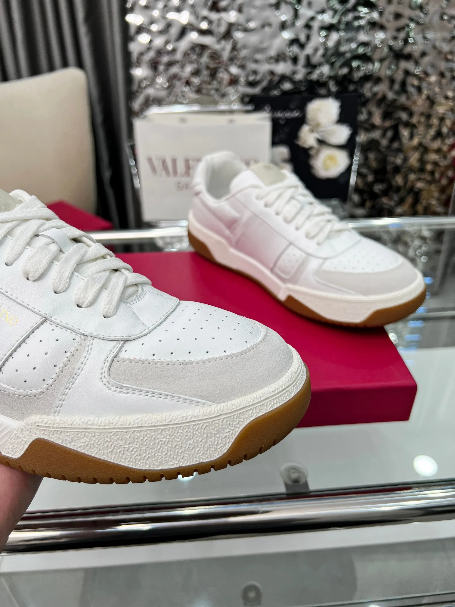 【Valentino】P: 660💰 Couple style, size: women 35-40▪️men 39-44 (customized at 45.46) Valentino 𝑶𝒏𝒆𝑺𝒕𝒖𝒅 Couple sports shoes series Valentino 2025 new couple sports shoes are on sale. The original ZP purchase and disassembly. Repeated pattern making and modification. 1:1 restoration! Top luxury masterpiece, lace-up design, soft and comfortable imported calfskin brings excellent elegant texture and excellent on-foot comfort. Top purchasing version upper: imported calfskin surface/original oil edge craftsmanship. Lining: water-dyed sheepskin lining. Outsole: original development 𝐓𝐏𝐔 two-color combination outsole. Packaging: full package with original configuration.